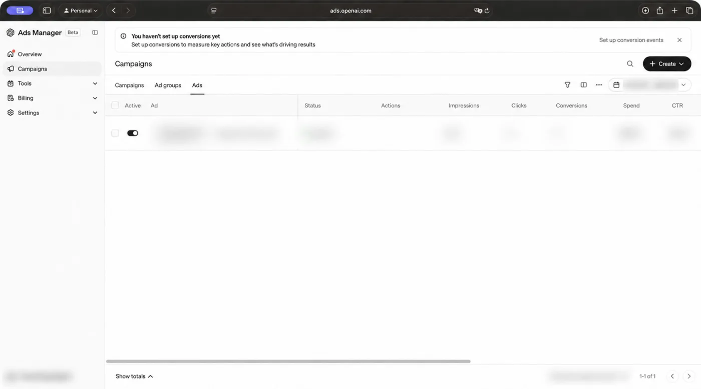 Hassas alanları bulanıklaştırılmış OpenAI Ads Manager Ads ekranı ve reklam seviyesindeki metrik başlıkları